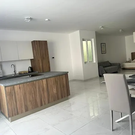 Joyce Penthouse * Saint Julian's